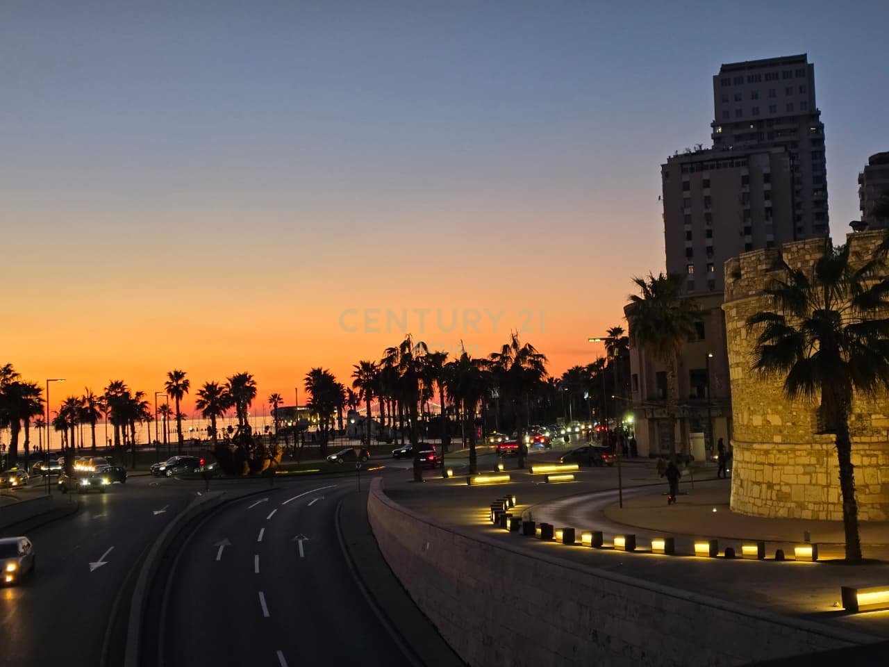 Shitet Apartament 3+1 me pamje  nga deti !