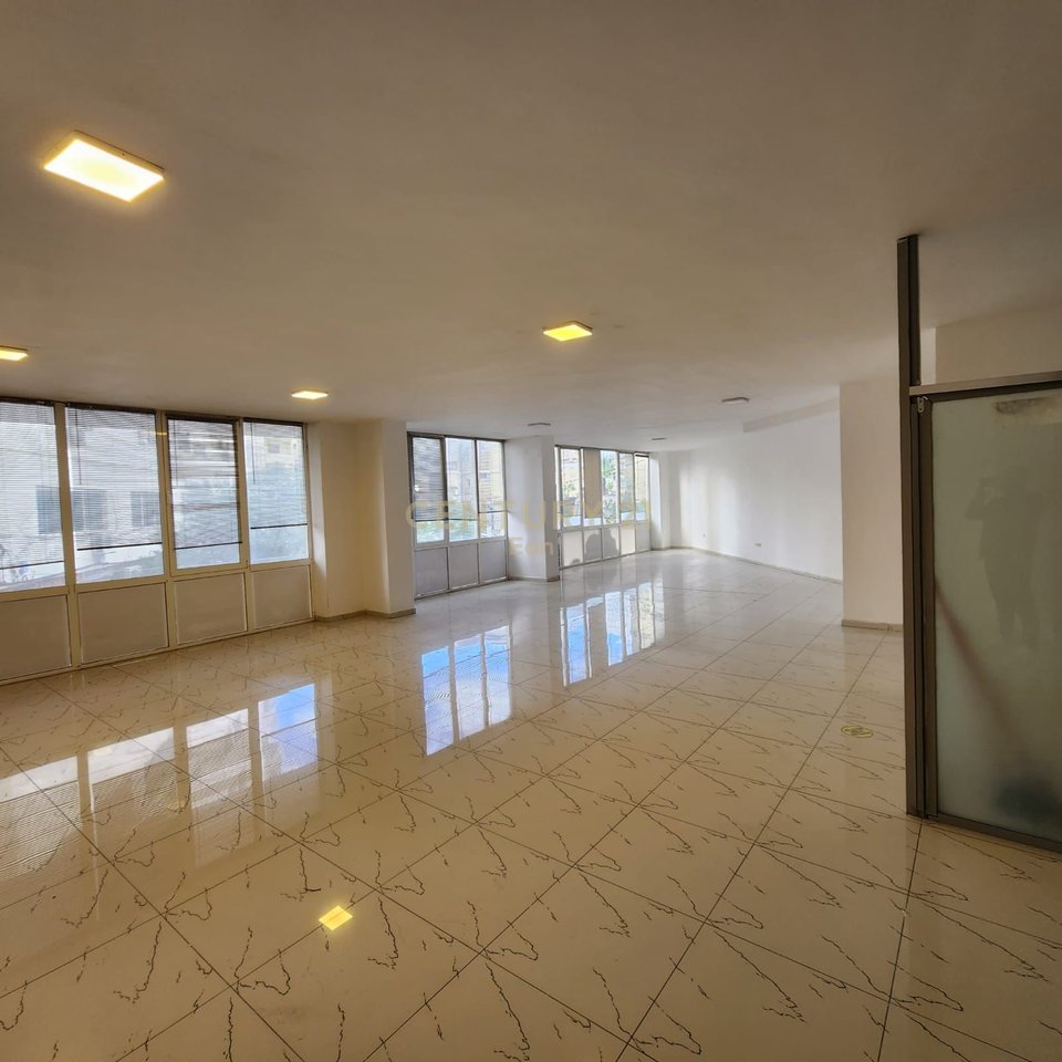 BUSINESS PREMISES FOR SALE NEAR THE TRAIN STATION !!