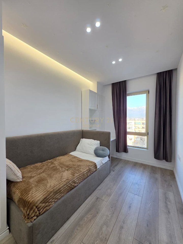 Apartament me qera 2+1+2+post parkimi tek Golden Park Rezidencë, rruga Faik Konica.