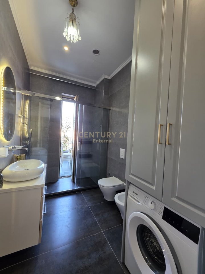 Apartament me qera 2+1+2+post parkimi tek Golden Park Rezidencë, rruga Faik Konica.