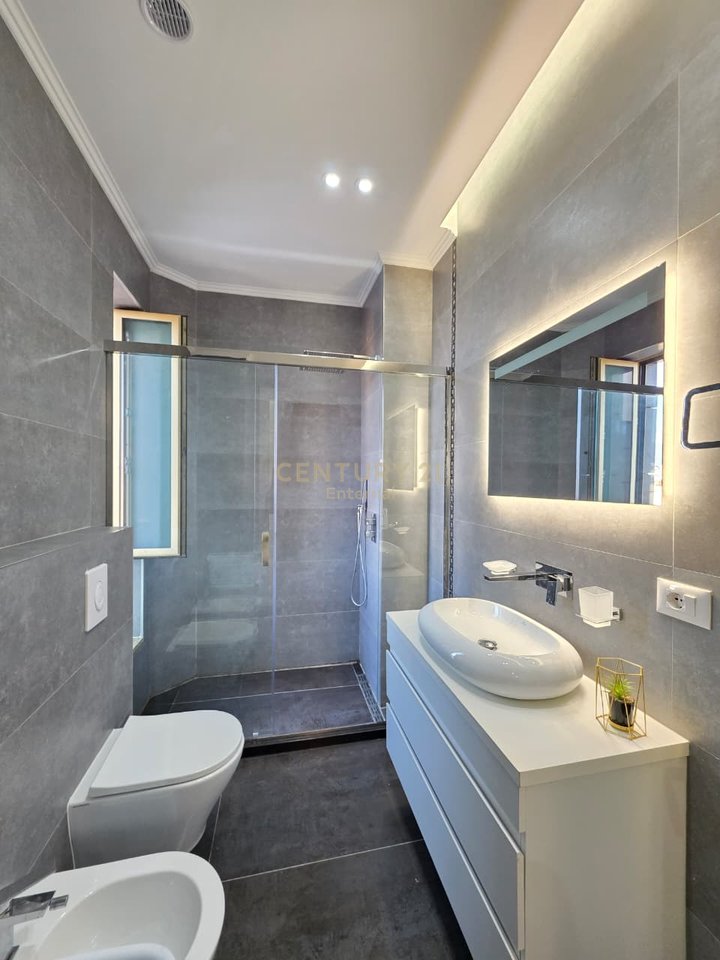 Apartament me qera 2+1+2+post parkimi tek Golden Park Rezidencë, rruga Faik Konica.