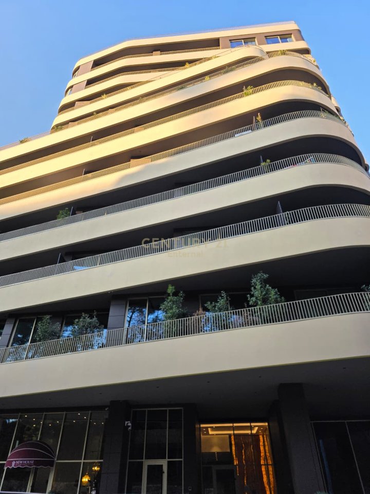 Apartament me qera 2+1+2+post parkimi tek Golden Park Rezidencë, rruga Faik Konica.