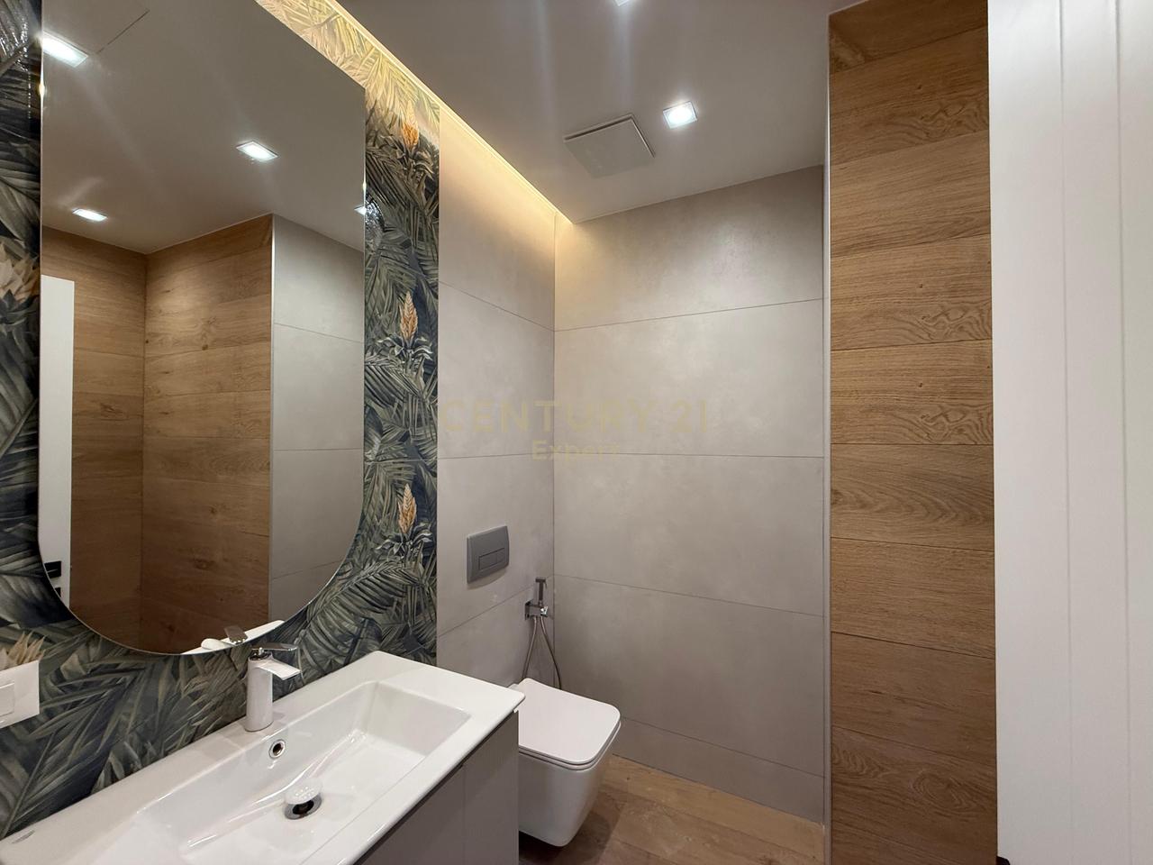 APARTAMENT MODERN 2+1+2 & POST PARKIMI PER QIRA TEK GALERIA, QENDER !!