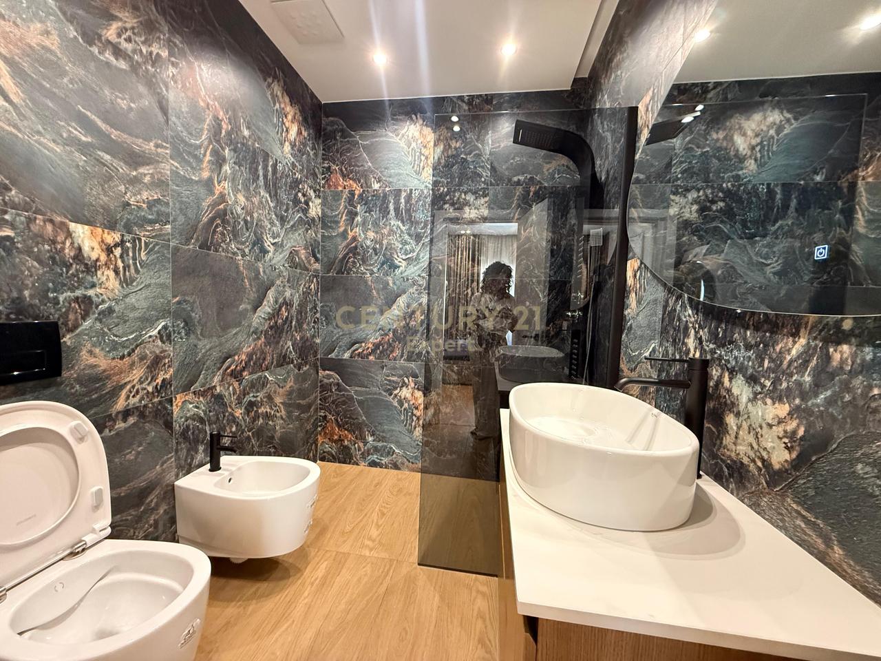 APARTAMENT MODERN 2+1+2 & POST PARKIMI PER QIRA TEK GALERIA, QENDER !!