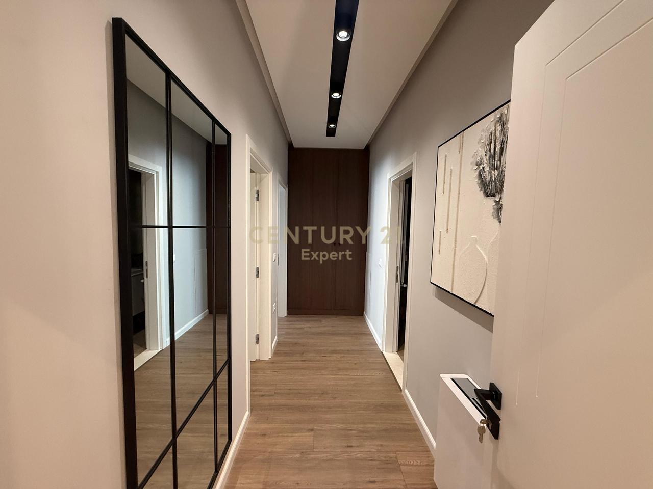 APARTAMENT MODERN 2+1+2 & POST PARKIMI PER QIRA TEK GALERIA, QENDER !!