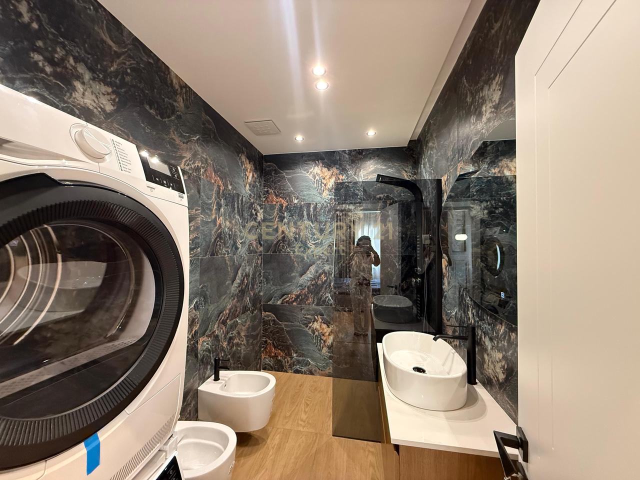 APARTAMENT MODERN 2+1+2 & POST PARKIMI PER QIRA TEK GALERIA, QENDER !!