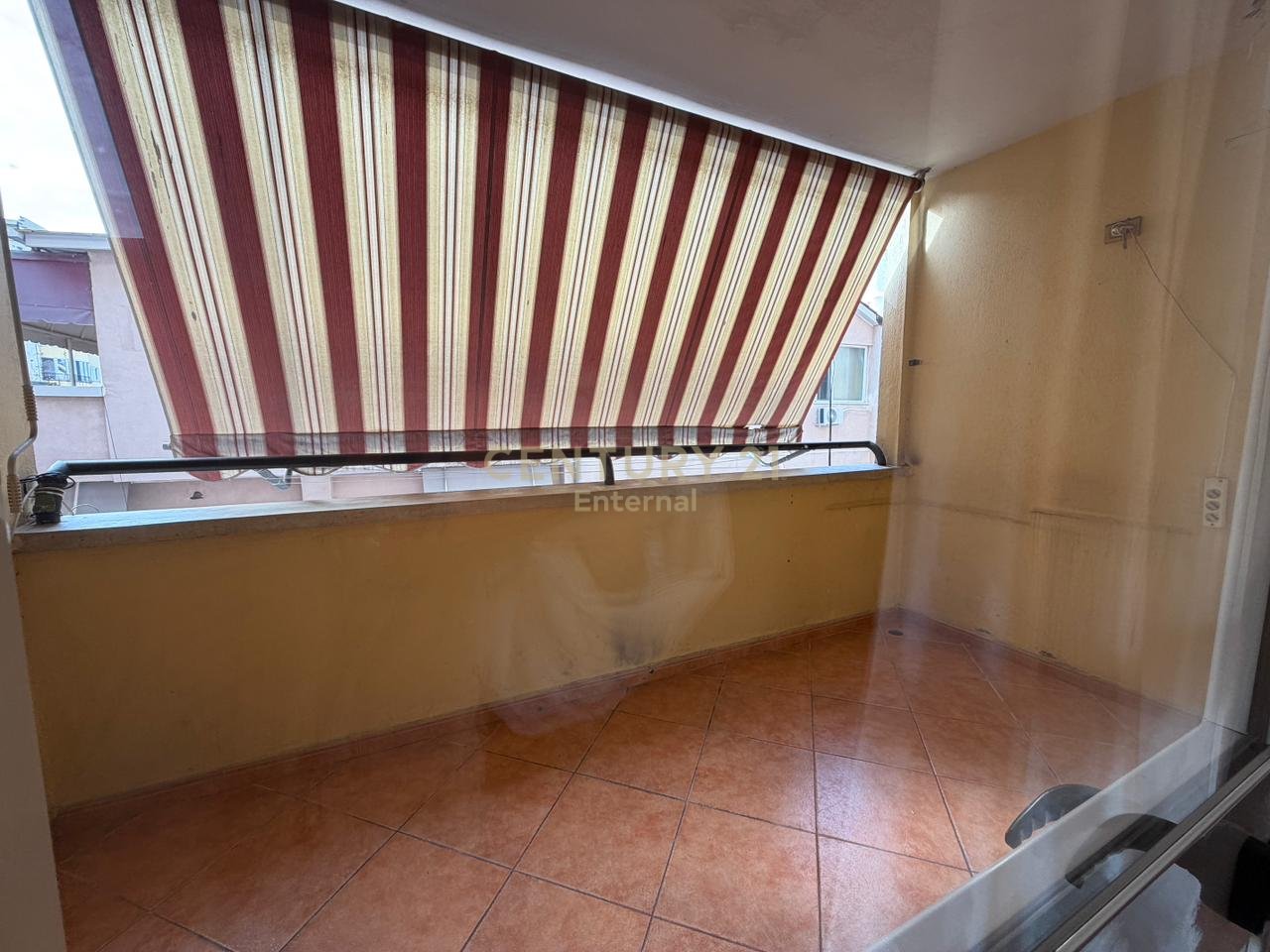 Zyrë 1+1 Me Qira në Ish Blloku, Tiranë