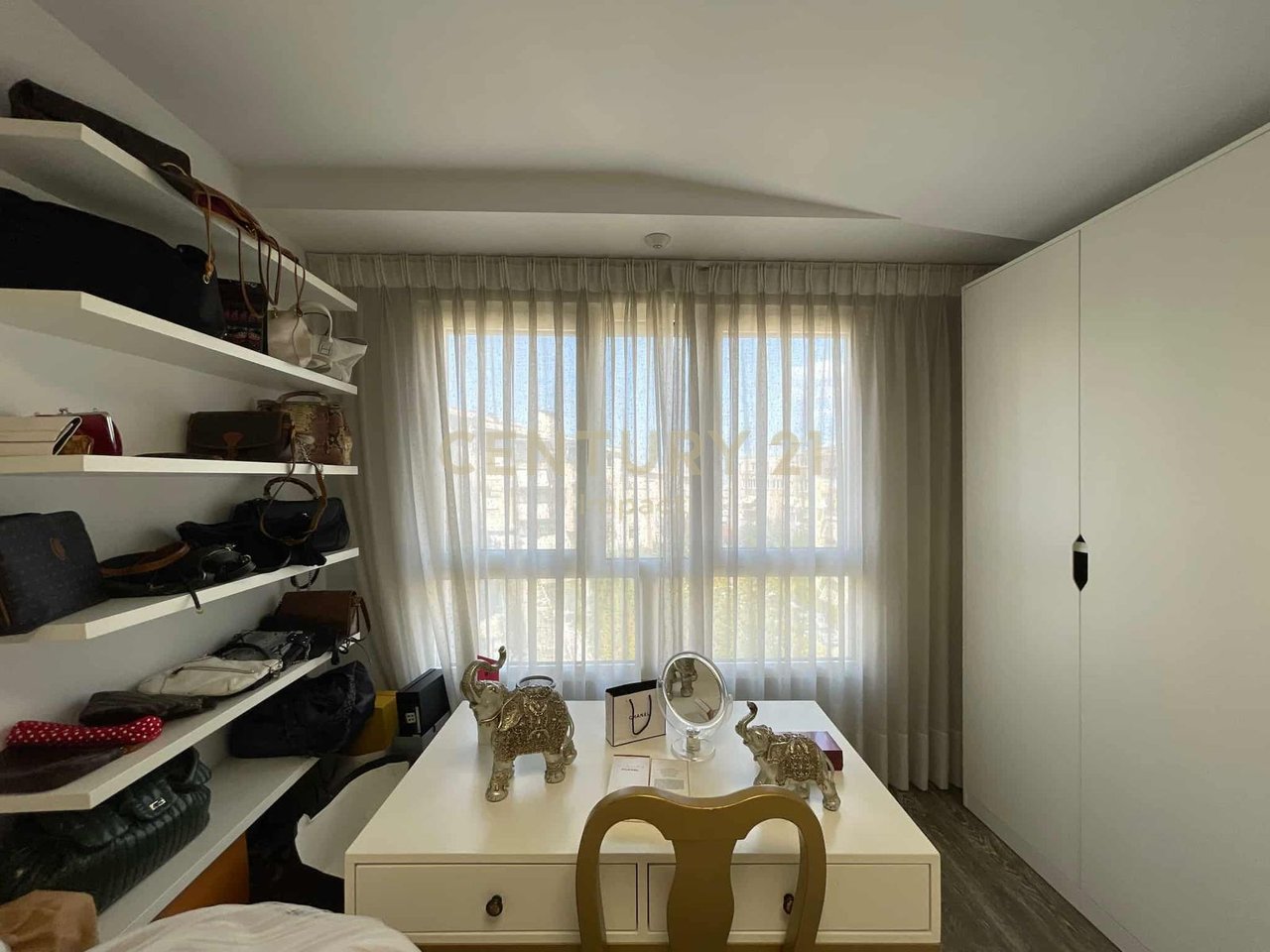 MODERN PENTHOUSE 4+1+2 FOR SALE WITH PARKING SPACE NEAR THE DRY LAKE, PETI STREET!