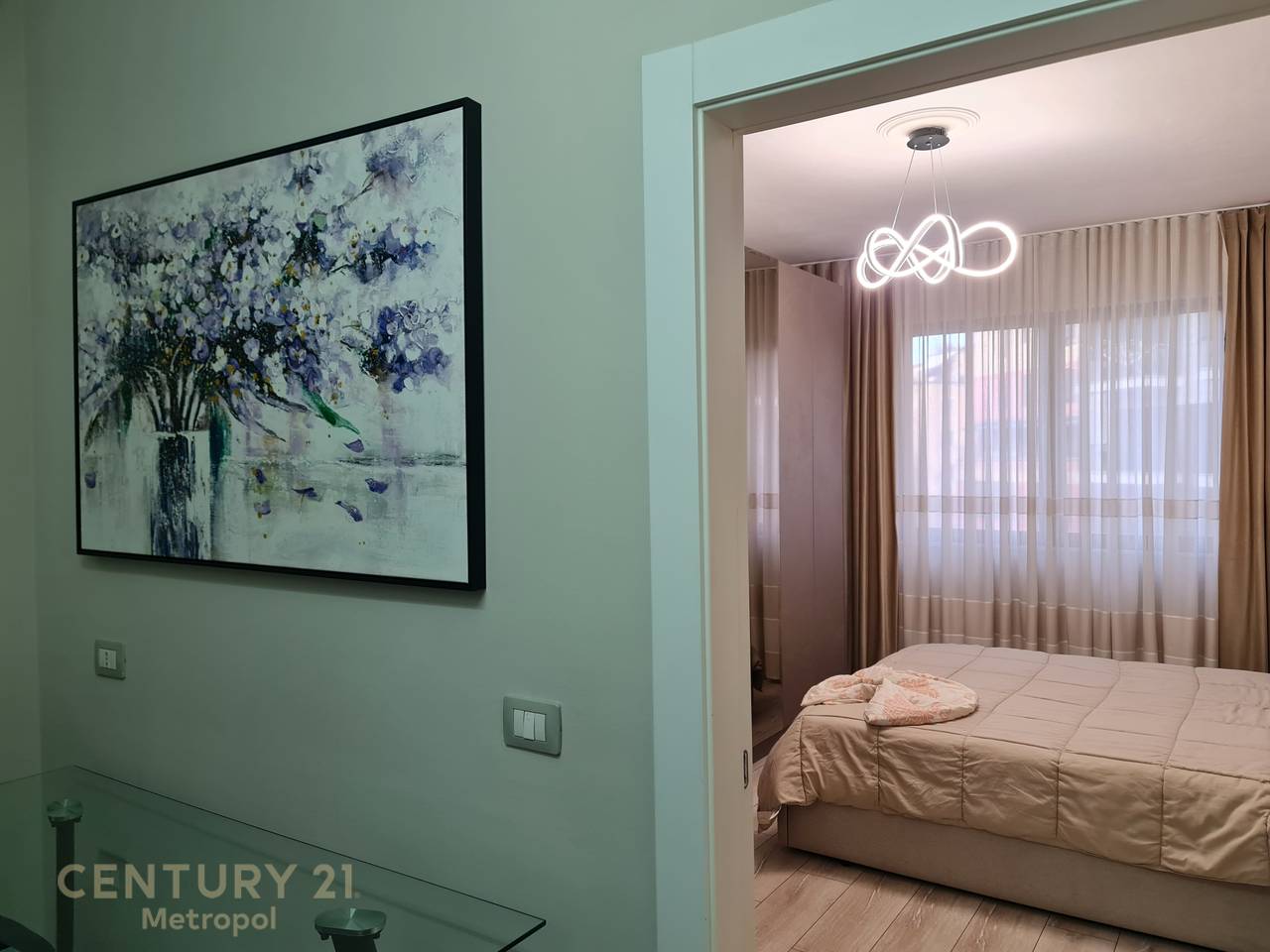 OFROJ PER QIRA APARTAMENT 1+1-RRUGA E KOSOVAREVE!