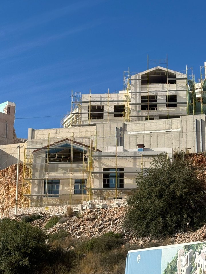 MEDIO VILE IN VENDITA NEL VILLAGGIO DI FOLIE JALE!!