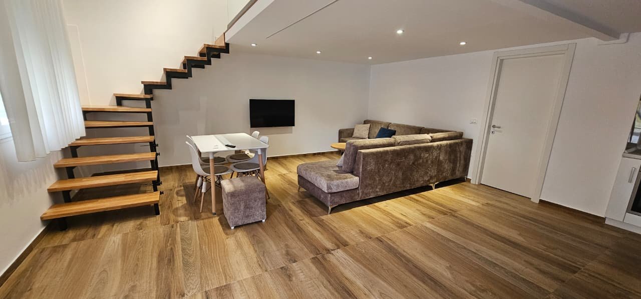 Duplex 1+1 in vendita a Kodra e Diellit Residence, vicino a Kodra 1, vicino al Complesso Eleonora, Tirana - €200.000
1° piano 48m2
2° piano 30m2