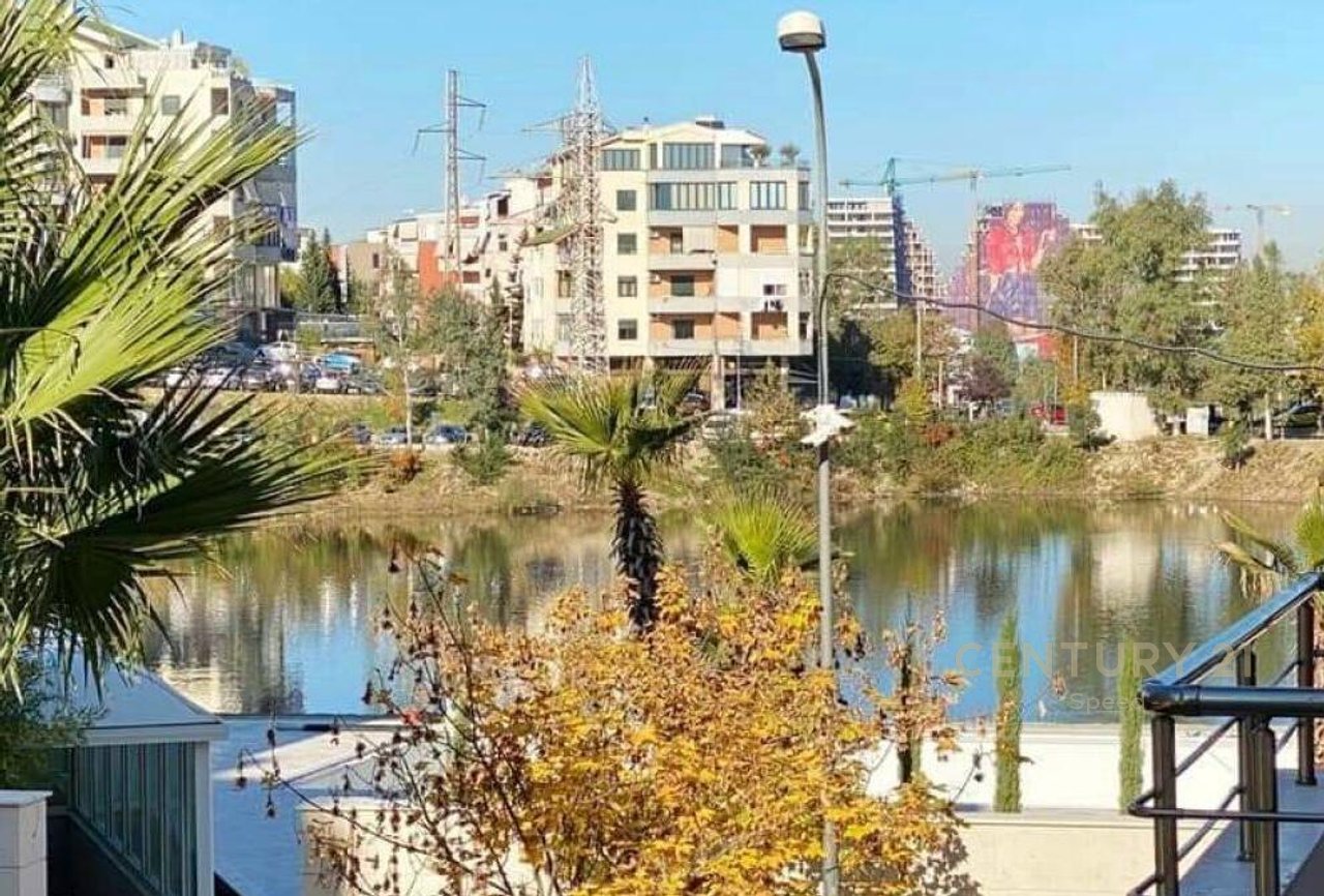 Dyqan në Shitje në zonen e Liqenit te  Thatë!