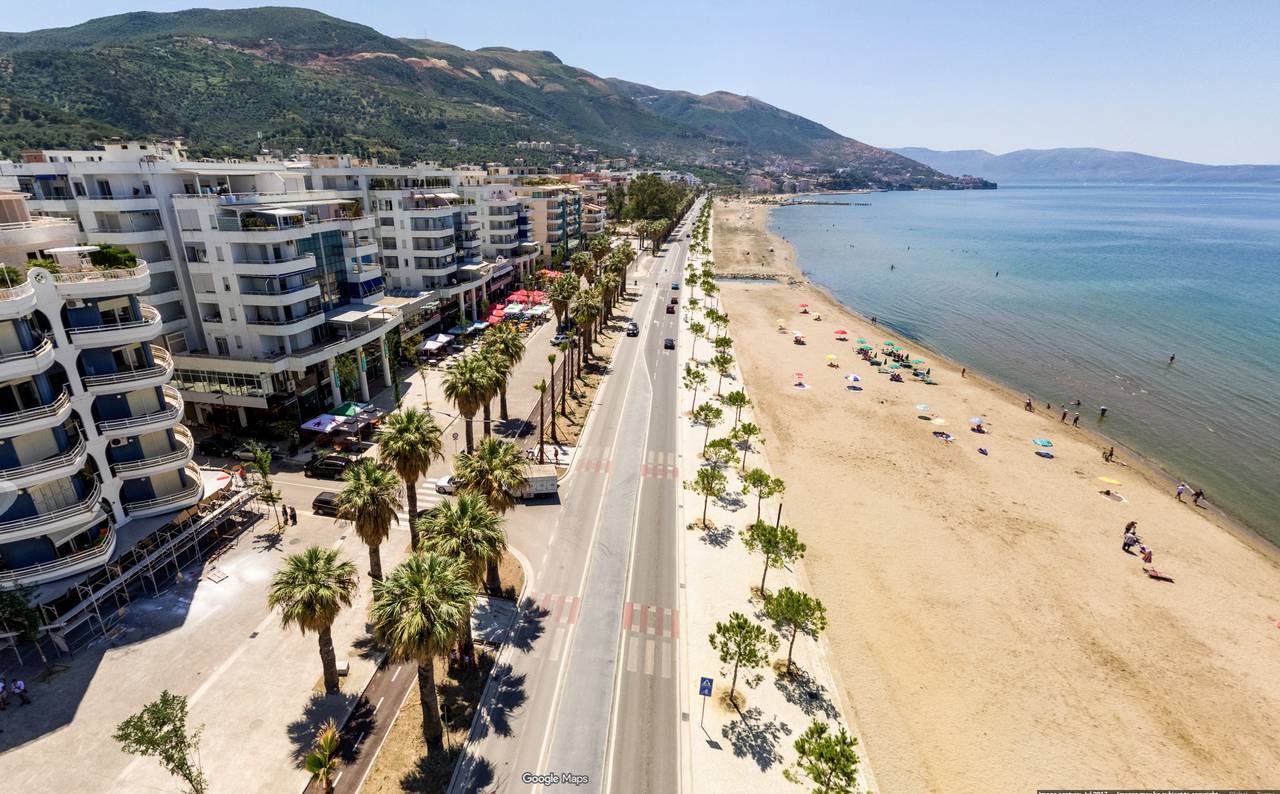 3-STOREY BUILDING FOR SALE, NEAR THE LUNGOMARE!