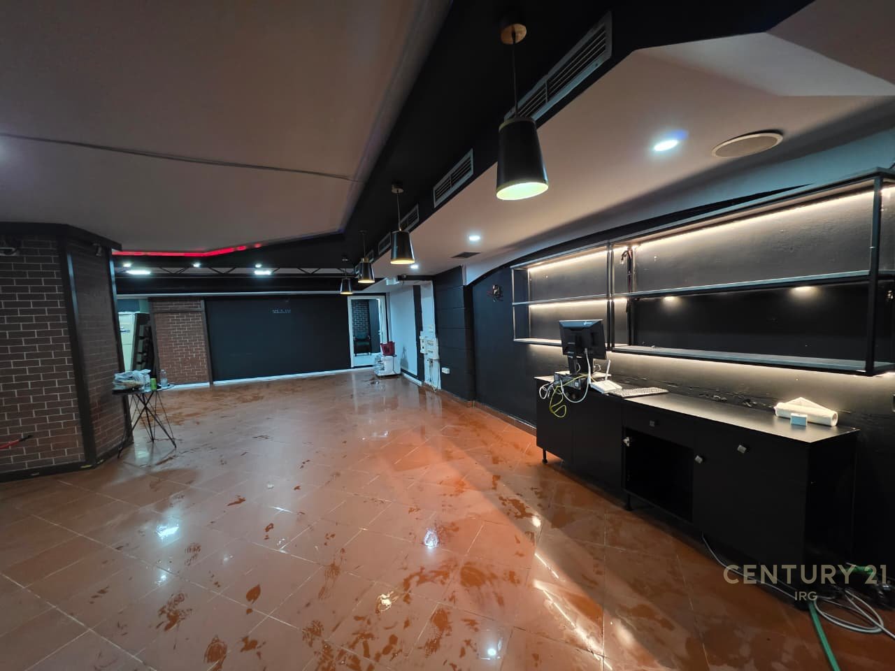 Ofrohet ambient komercial pranë Shkollës së Baletit, në Njësinë Bashkiake Nr. 2, me sipërfaqe totale 190 m²