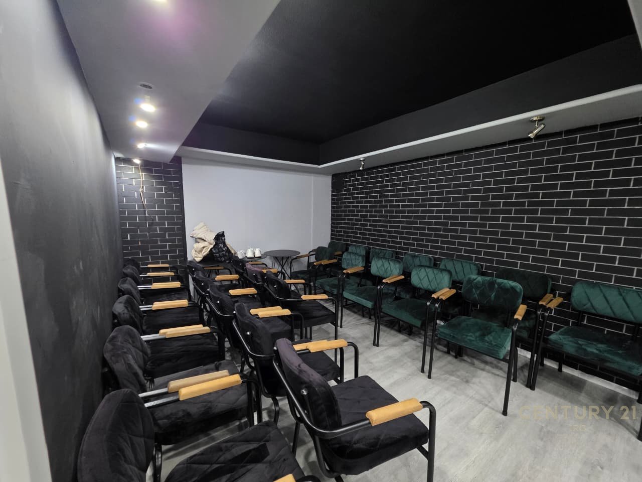 Ofrohet ambient komercial pranë Shkollës së Baletit, në Njësinë Bashkiake Nr. 2, me sipërfaqe totale 190 m²