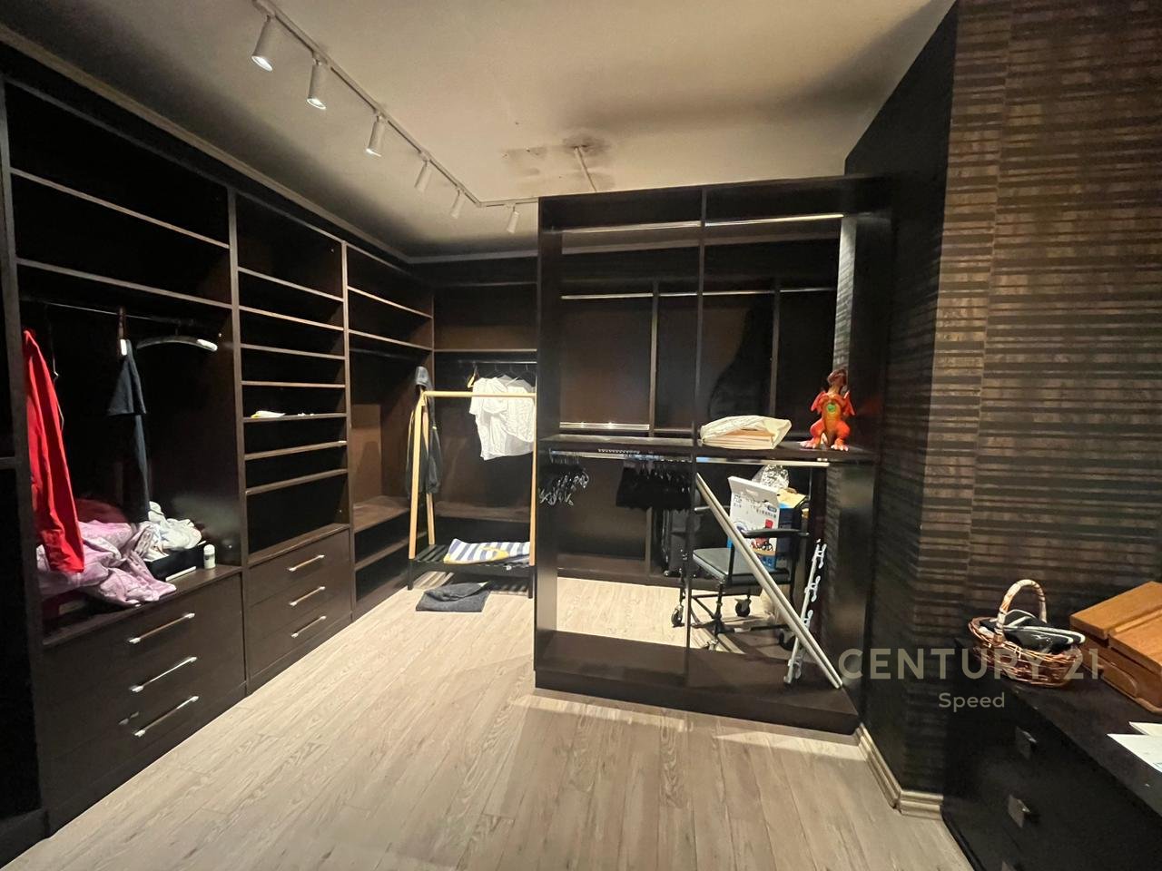 Ish Blloku – Apartament 2+1 me qira per zyre!!