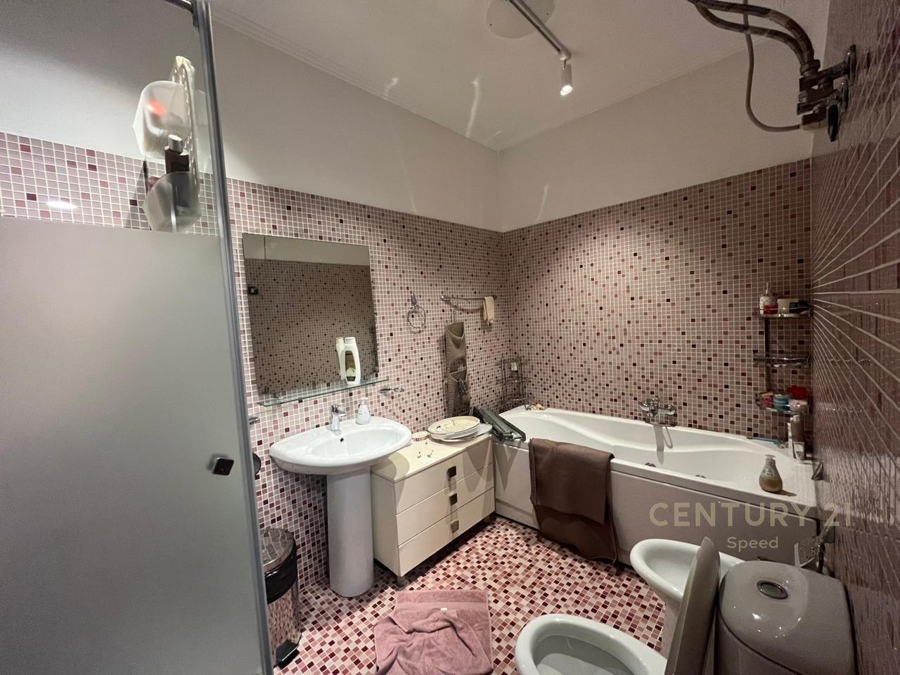 Ish Blloku – Apartament 2+1 me qira per zyre!!