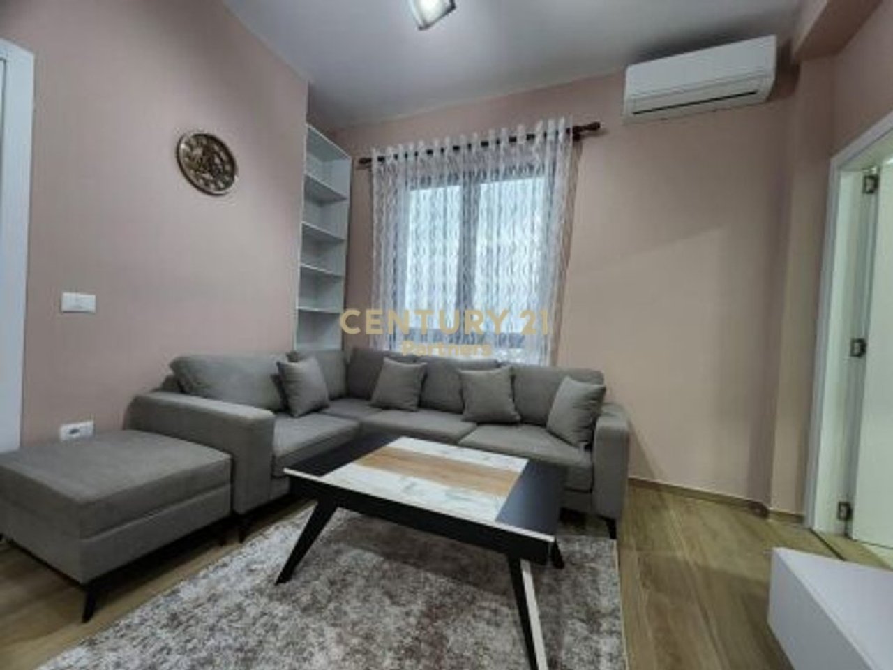 JAPIM APARTAMENT 1+1 PER QIRA TEK BULEVARDI I RI !