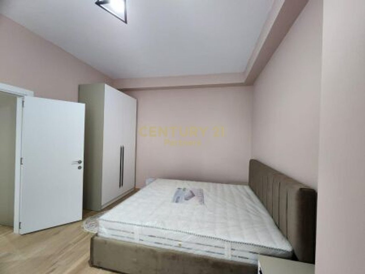 JAPIM APARTAMENT 1+1 PER QIRA TEK BULEVARDI I RI !