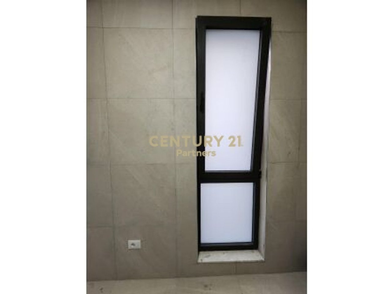 JAPIM APARTAMENT 1+1 PER QIRA TEK BULEVARDI I RI !