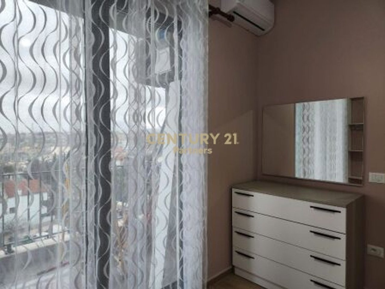 JAPIM APARTAMENT 1+1 PER QIRA TEK BULEVARDI I RI !