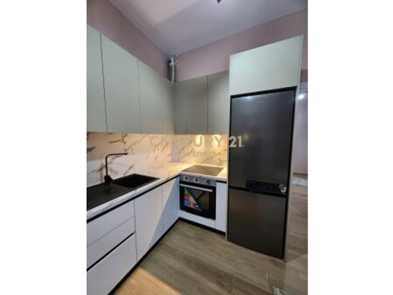 JAPIM APARTAMENT 1+1 PER QIRA TEK BULEVARDI I RI !