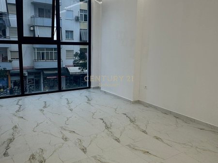 AMBIENT BIZNESI + POST PARKIMI PER QIRA NE ASTIR!