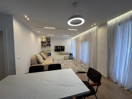 APPARTAMENTO 2+1 VICINO ALLA FINESTRA AL GIARDINO BOTANICO!