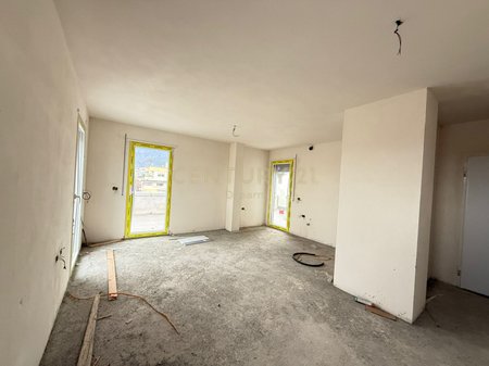 Shitet Apartament 2+1+110m2 Verande
