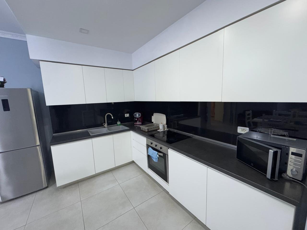 APARTAMENT 3+2 PER QIRA PRANE KISHES ORTODOKSE!