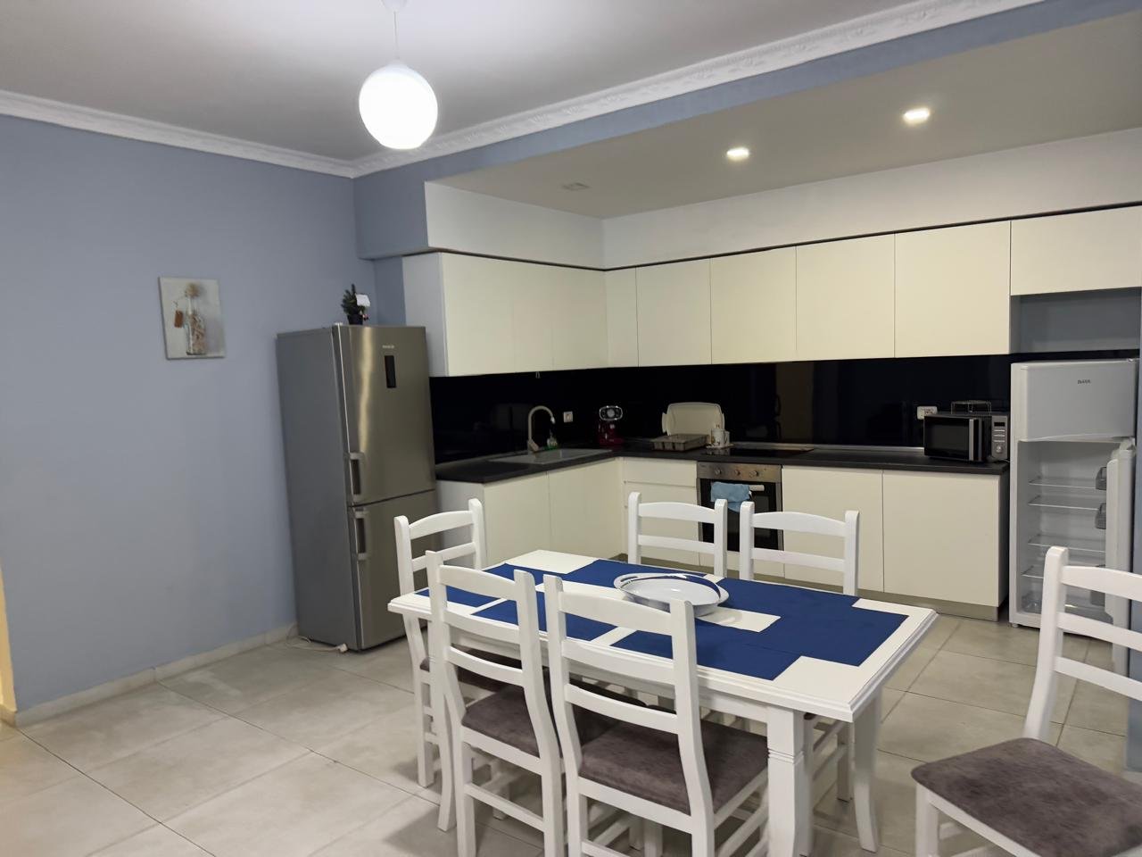 APARTAMENT 3+2 PER QIRA PRANE KISHES ORTODOKSE!