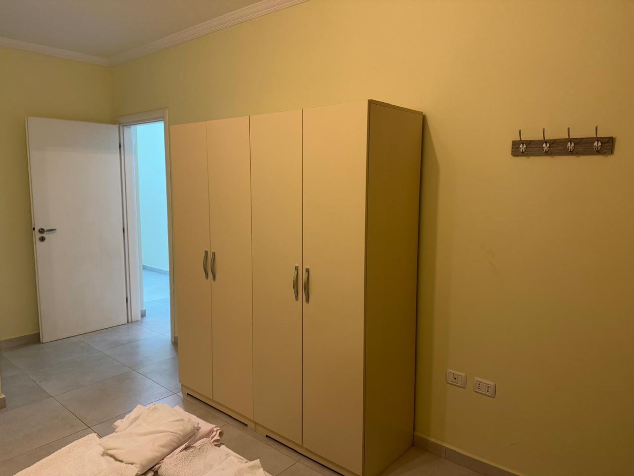 APARTAMENT 3+2 PER QIRA PRANE KISHES ORTODOKSE!