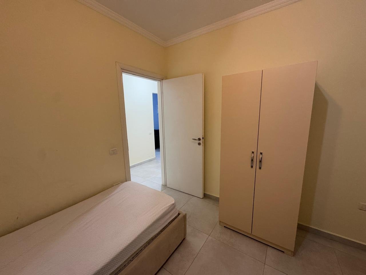 APARTAMENT 3+2 PER QIRA PRANE KISHES ORTODOKSE!