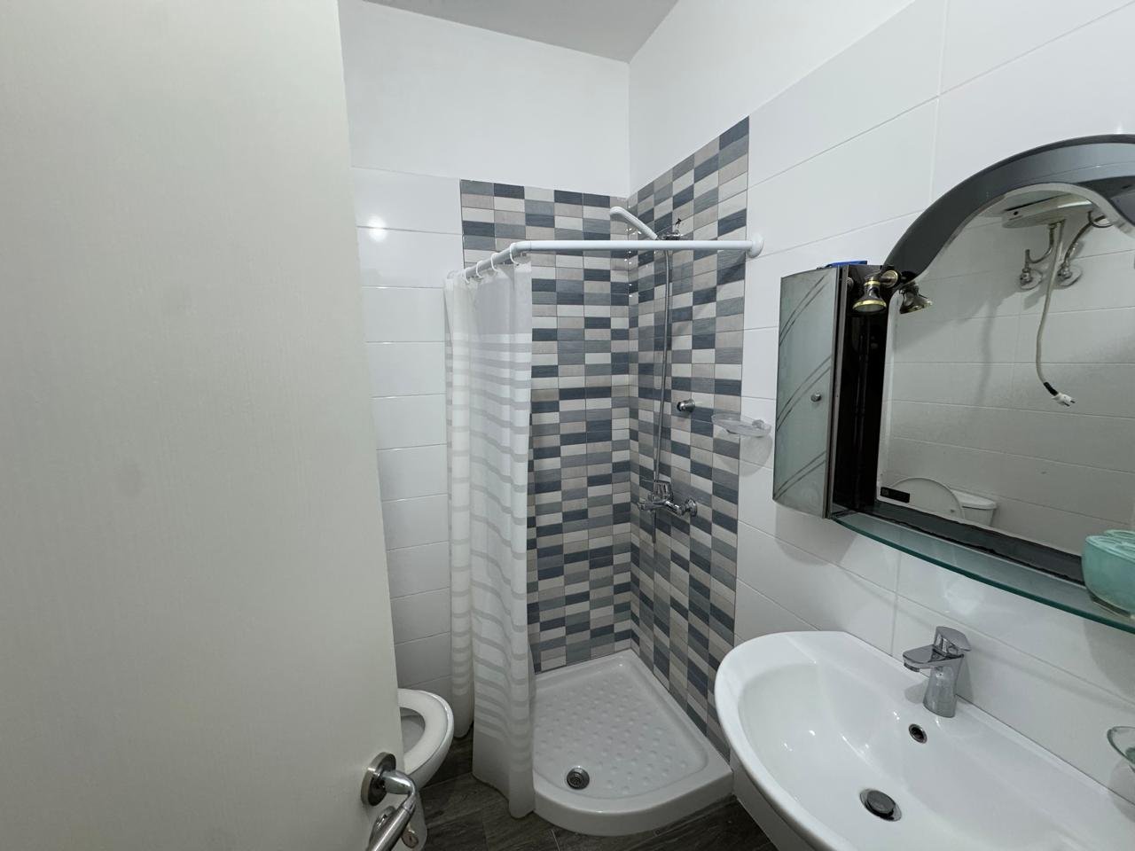 APARTAMENT 3+2 PER QIRA PRANE KISHES ORTODOKSE!