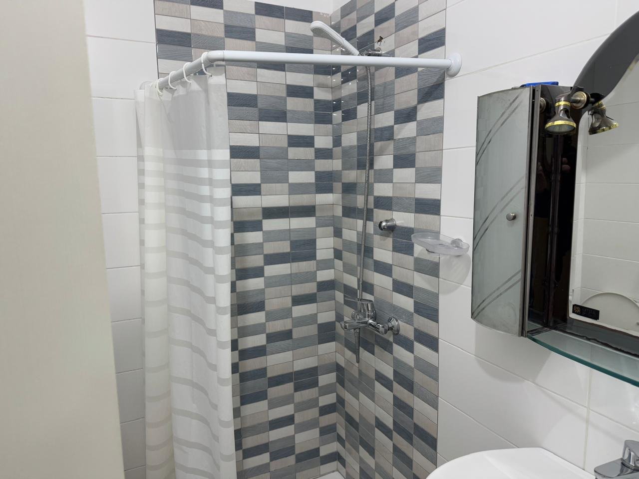 APARTAMENT 3+2 PER QIRA PRANE KISHES ORTODOKSE!