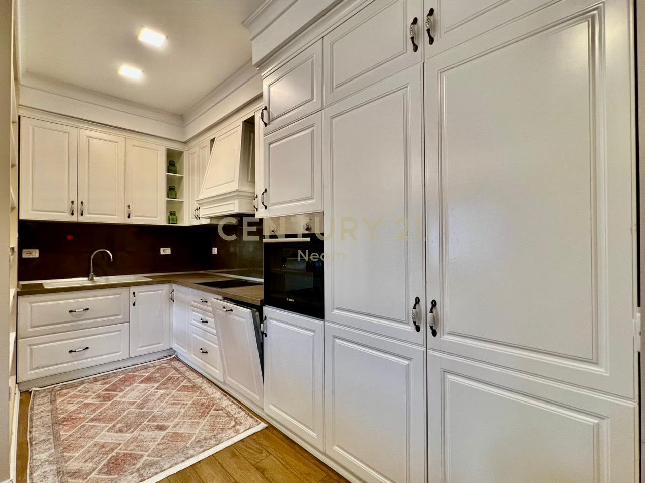 QIRA, SUPER APARTAMENT 2+1+2 me 2 POSTE PARKIMI & PAMJE‼️