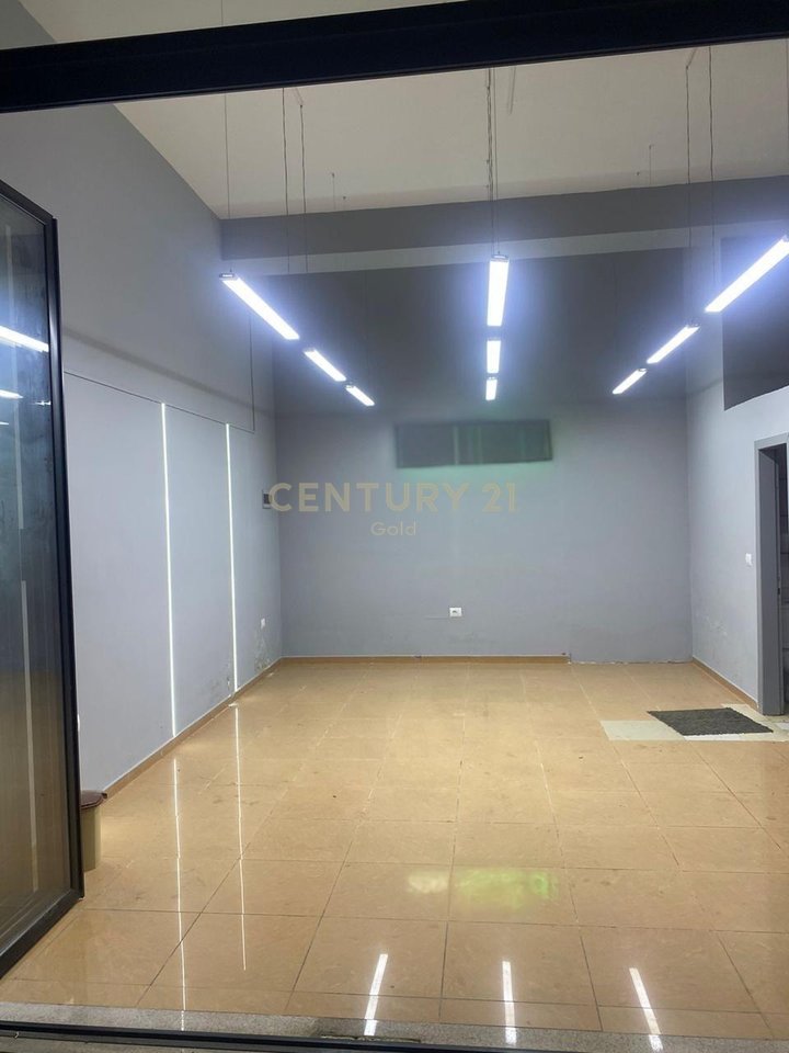 JEPET ME QERA AMBIENT KOMERCIAL TEK KOMPLEKSI HALILI!