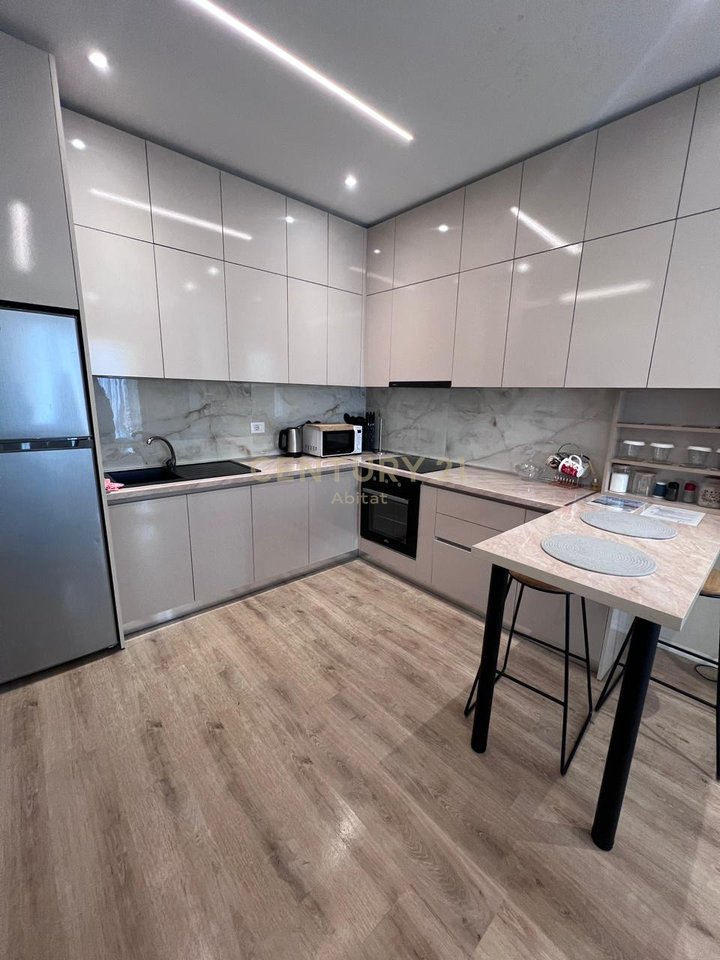 APARTAMENT 1+1 ME QIRA| MYSLYM SHYRI- pranë Rrugës së Kavajës