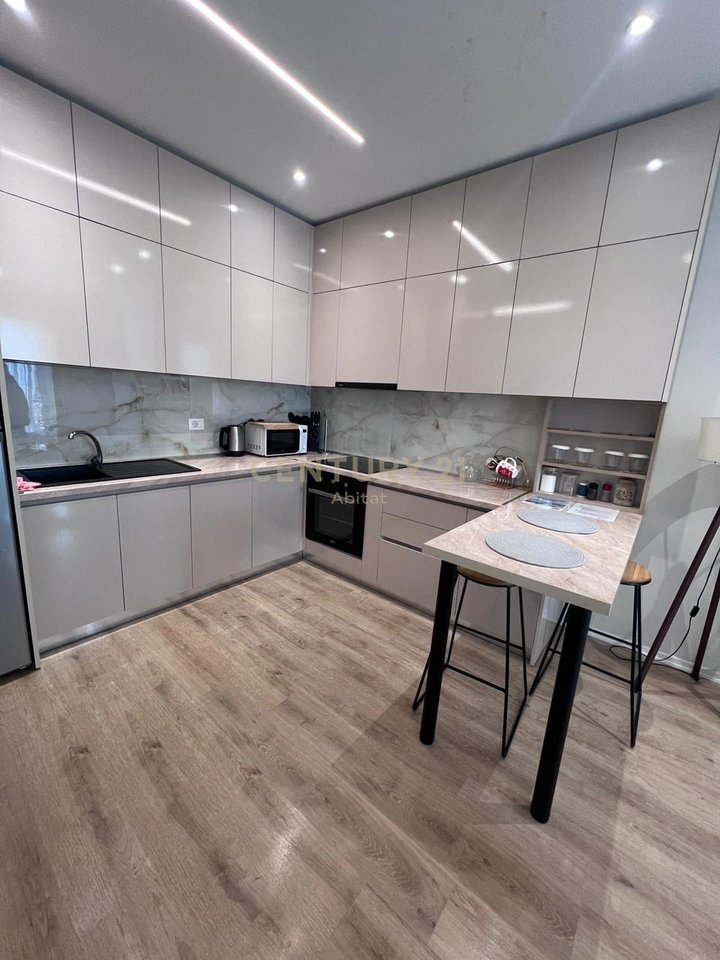 APARTAMENT 1+1 ME QIRA| MYSLYM SHYRI- pranë Rrugës së Kavajës