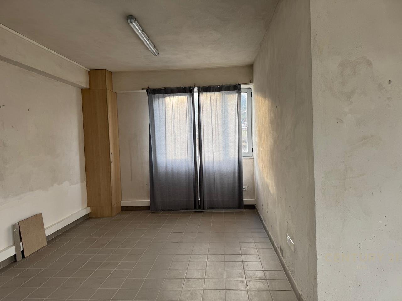 QIRA GODINË SHËRBIMI DHE MAGAZINIMI NË PRUSH, TIRANË!