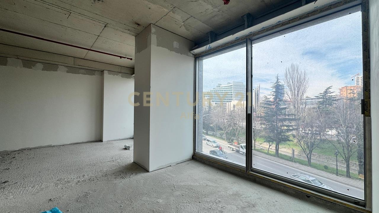 Locale in affitto con facciata su strada a Downtown One, via Elbasani!