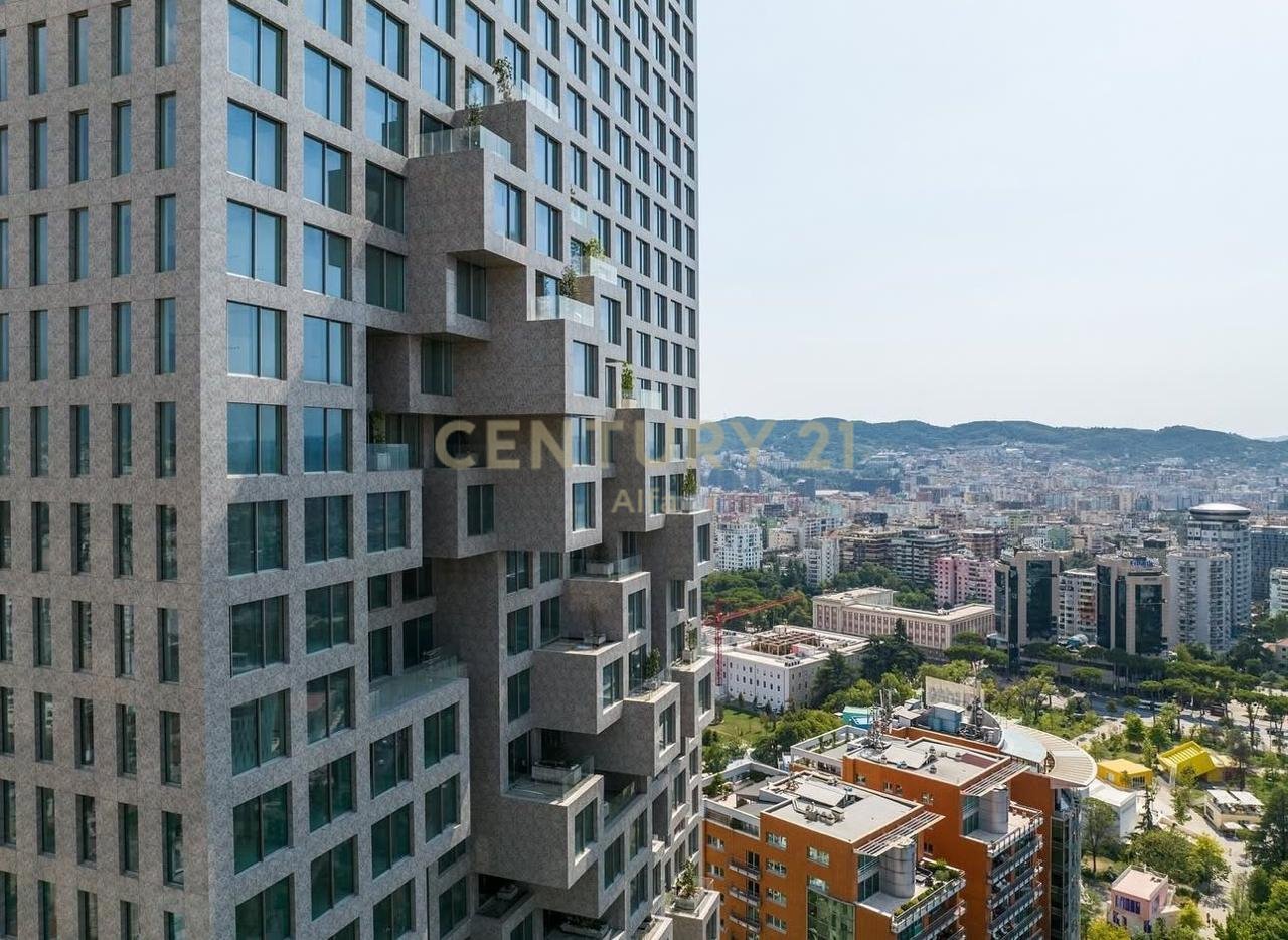 Locale in affitto con facciata su strada a Downtown One, via Elbasani!