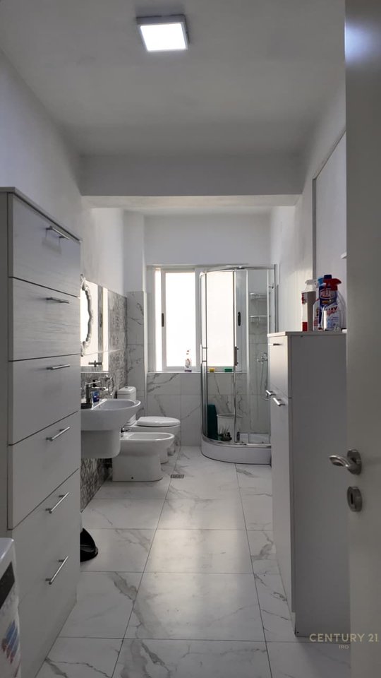 JEPET APARTAMENT PER QIRA 2+1+KUZHINE E VECUAR NE BLLOK!