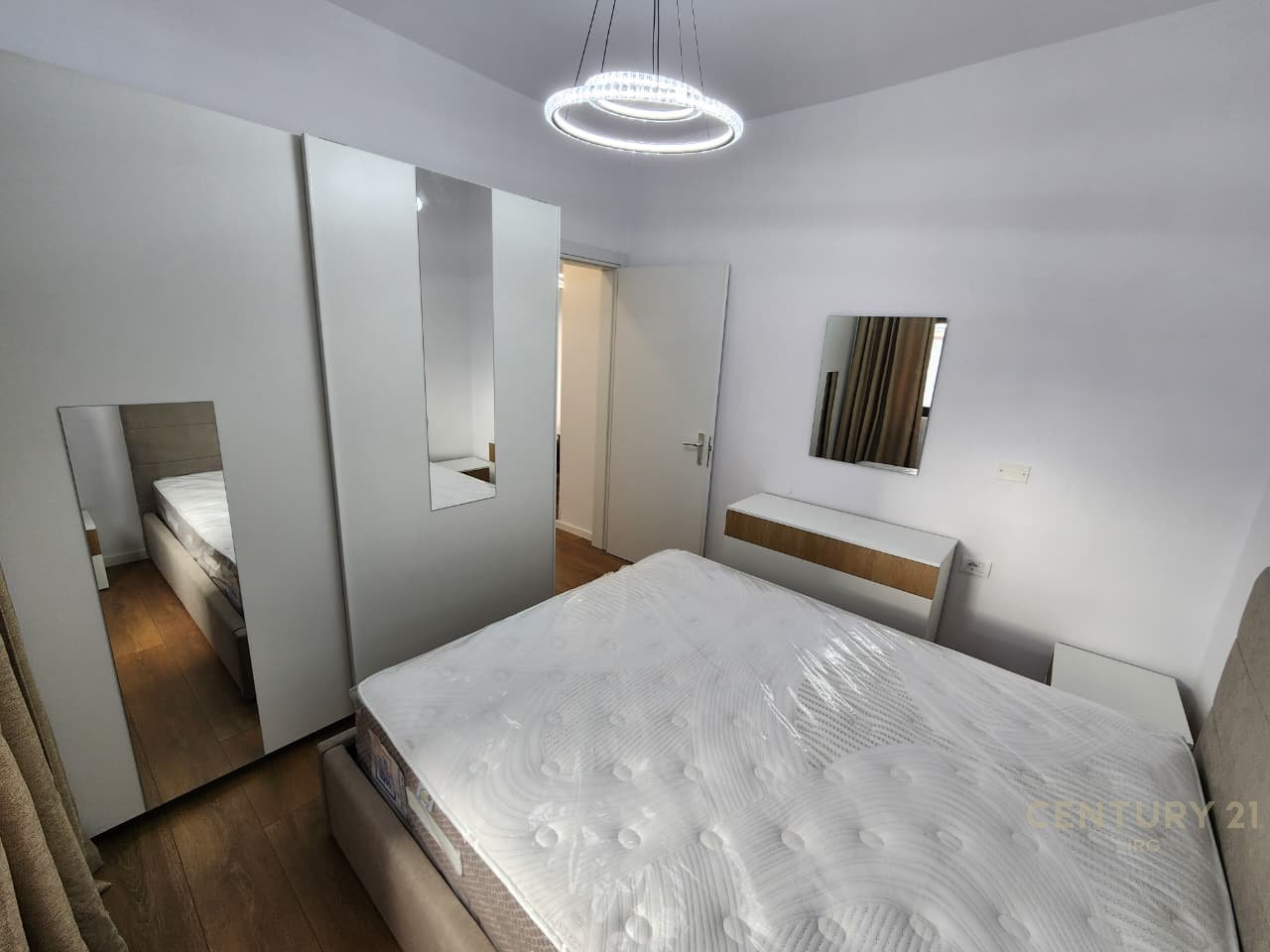 JEPET APARTAMENT 2+1 PER QIRA PRANE PAZARIT!