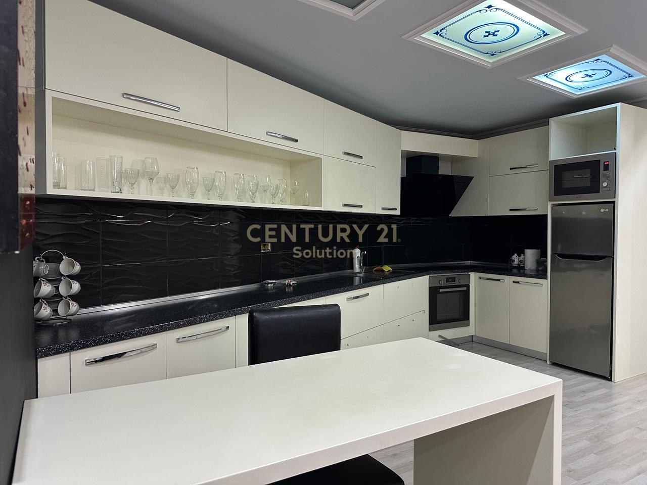 APARTAMENT 2+1+2 PER SHITJE PRANE PALLATIT ME SHIGJETA!