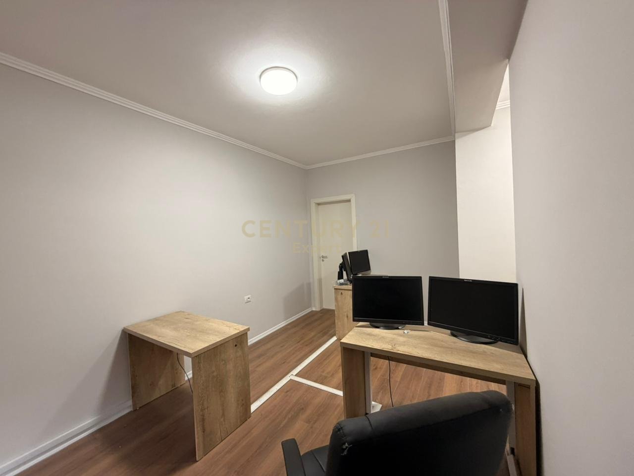 JAPIM ME QIRA APARTAMENT PER ZYRA NE RRUGE E DURRESIT!