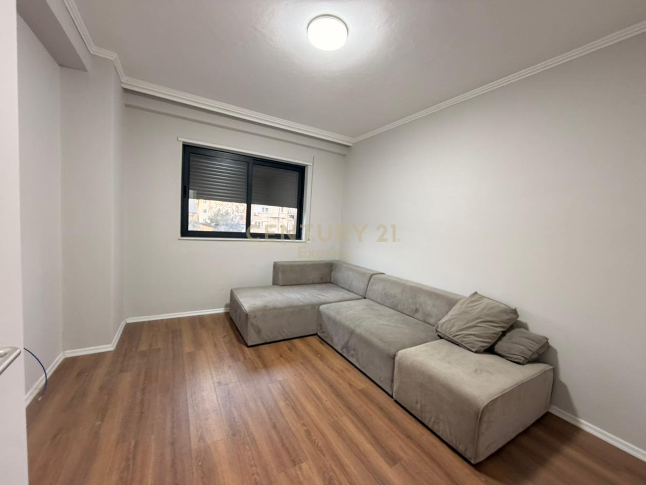 JAPIM ME QIRA APARTAMENT PER ZYRA NE RRUGE E DURRESIT!