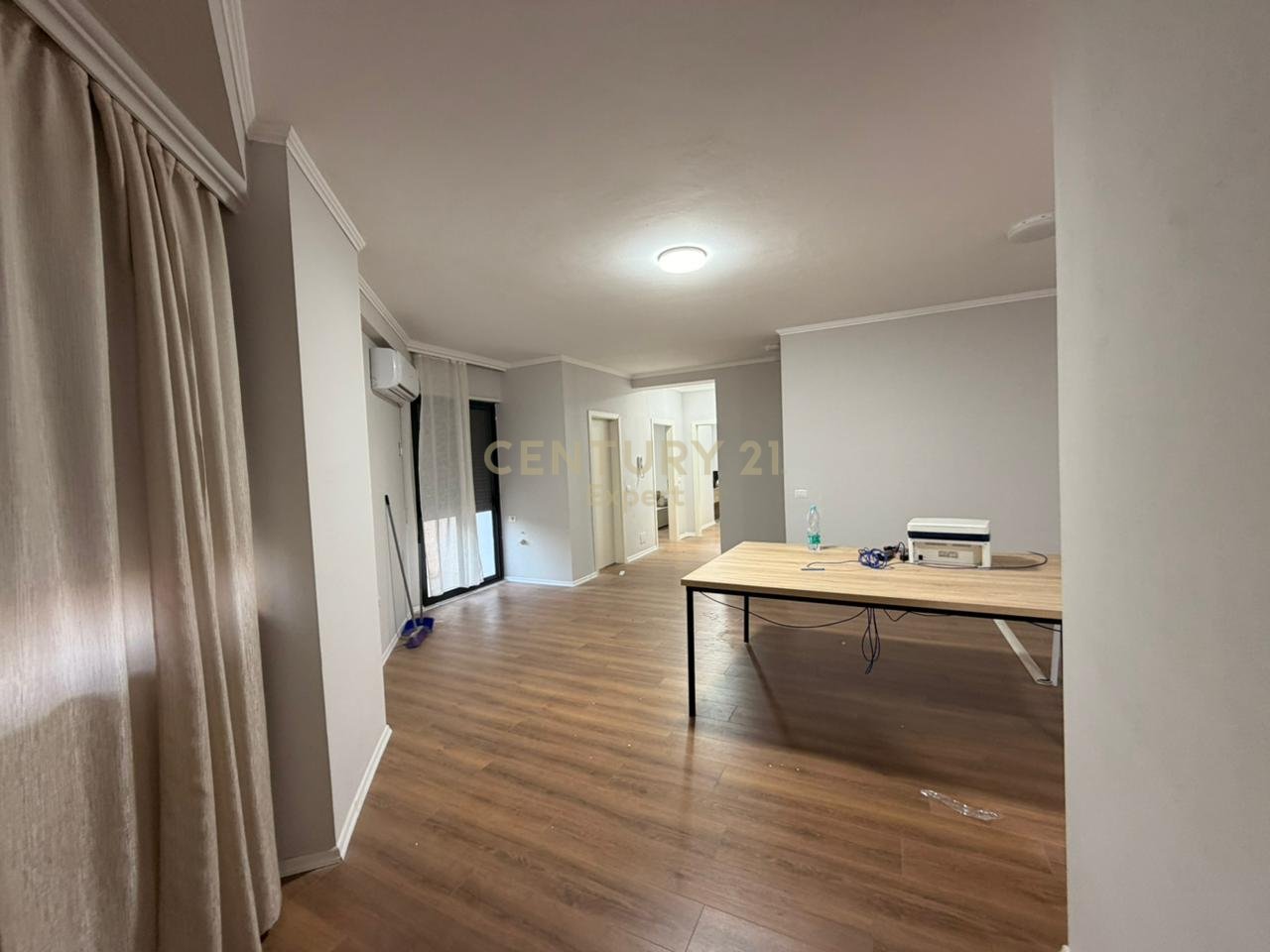 JAPIM ME QIRA APARTAMENT PER ZYRA NE RRUGE E DURRESIT!