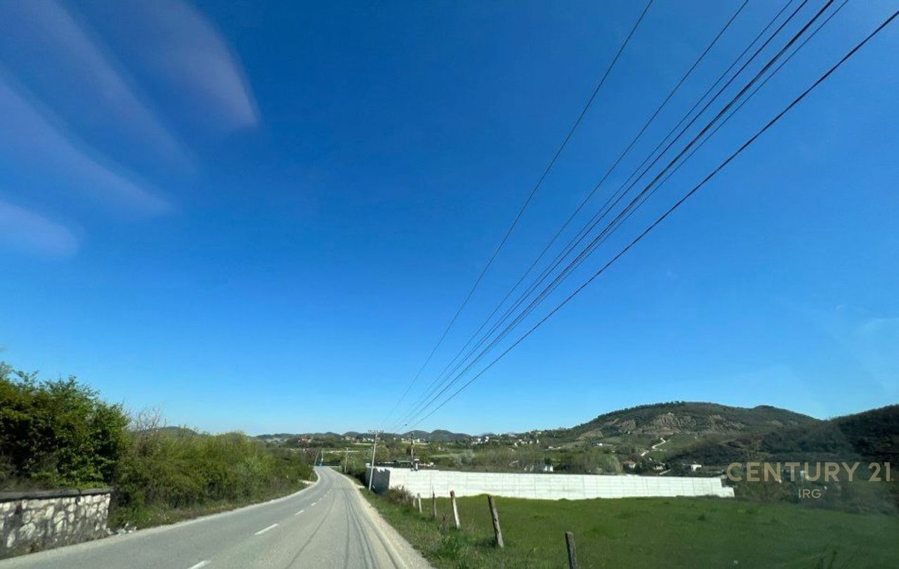 SHITET TOKË BUZË RRUGE NË VISHAJ