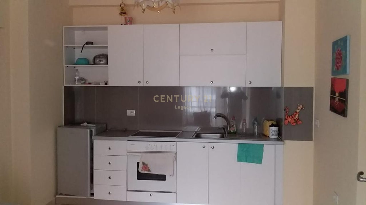 Shitet apartament 1+1 prane Liqenit te Pogradecit